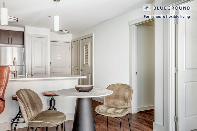 Foto del edificio - 10595 Main St