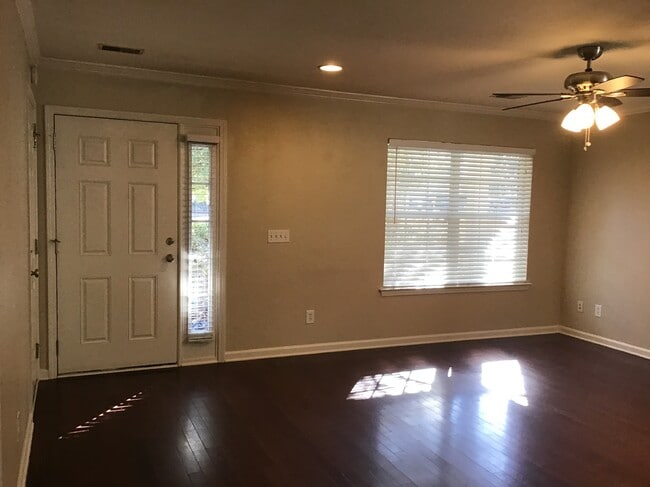 Building Photo - 195 Oakesdale Dr