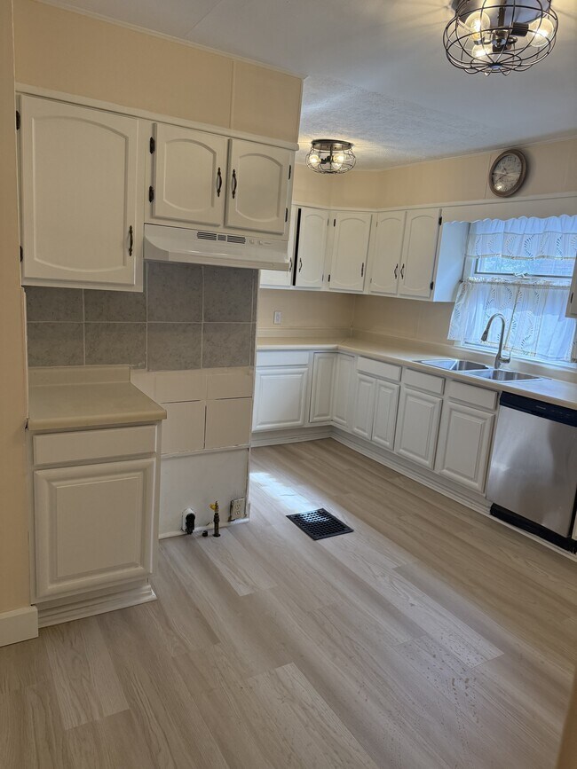 Building Photo - 933 Winona Dr