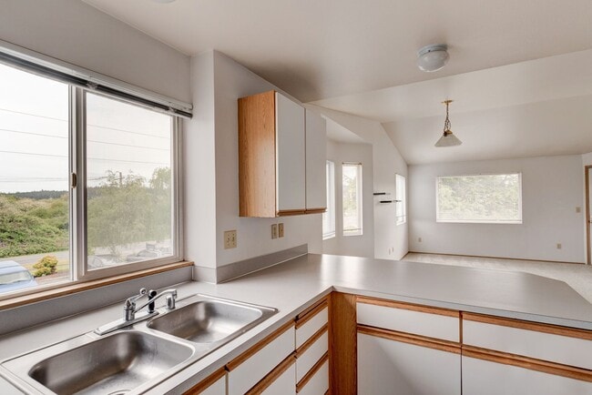 Building Photo - Recently Updated 2-Bedroom 2nd Floor Condo