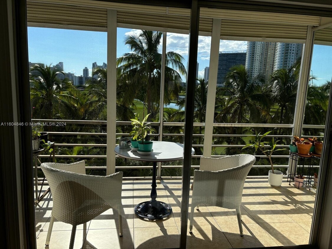 300 NE 14th Ave Unit 505, Hallandale Beach, FL 33009 Room for Rent in