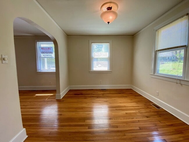 Building Photo - Spacious 2 bedroom home available immediat...
