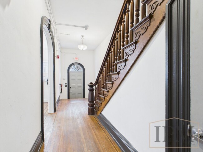 Foto del edificio - 325 W Market St