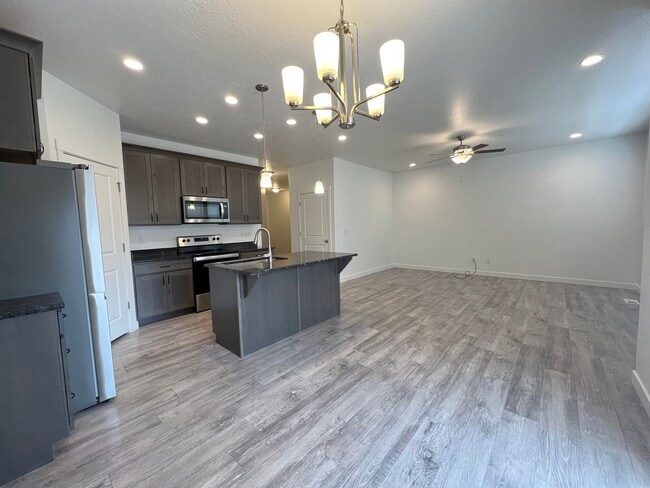 Building Photo - 3 Bedroom/2.5 Bathroom Townhouse in Lehi