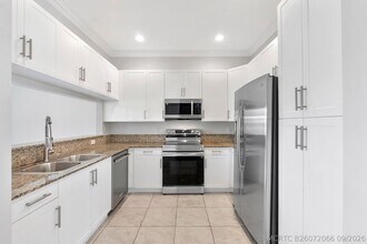 Building Photo - 3505 Lakeside Dr