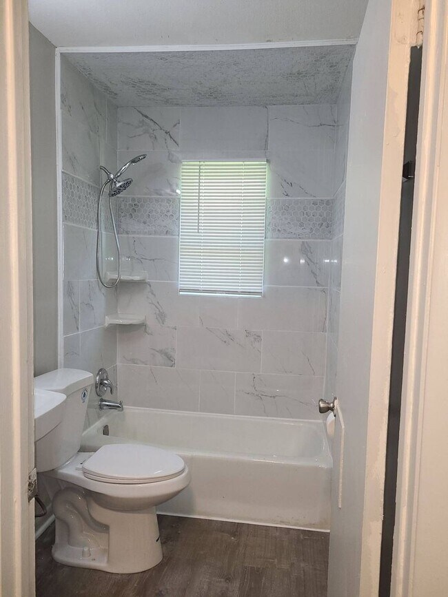 Building Photo - Newly Remodeled 2 bedroom 1 bathroom!!!!