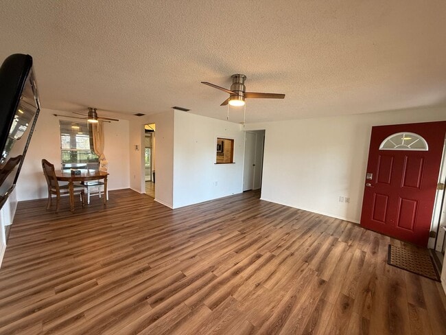 Foto del edificio - Charming 3-Bedroom, 2-Bath Home in the Hea...
