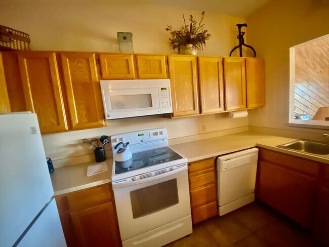 Building Photo - FOR RENT – LAKE HATCHER TOWNHOUSE CONDO