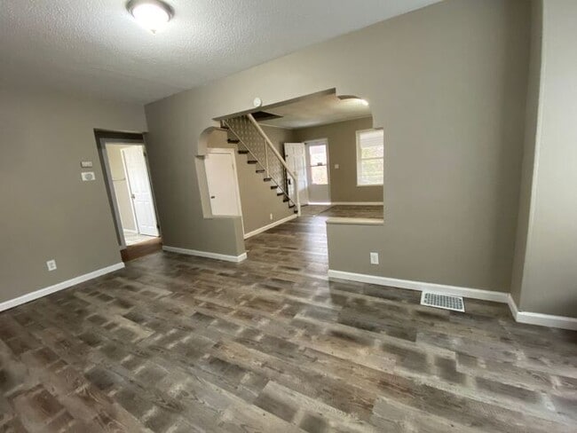 Building Photo - $1,395 3 Bed + Bonus Room! Must See!