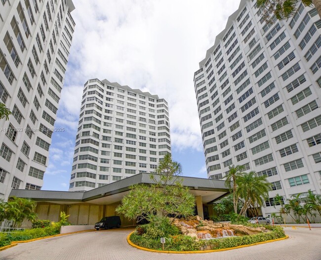 Building Photo - 999 Brickell Bay Dr