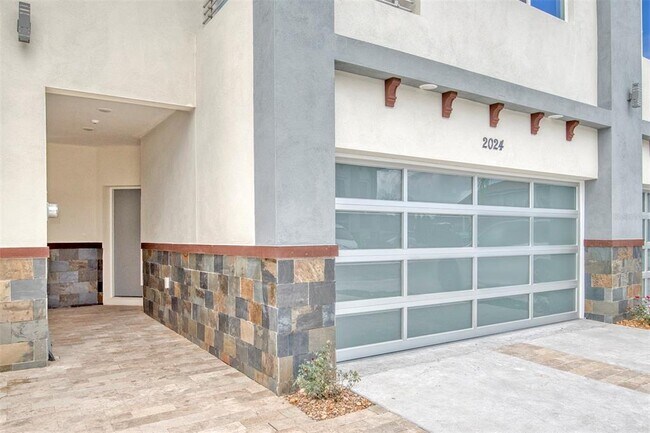 Building Photo - 2024 Greenbriar Ter