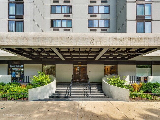 Building Photo - 1221 N Dearborn Pkwy