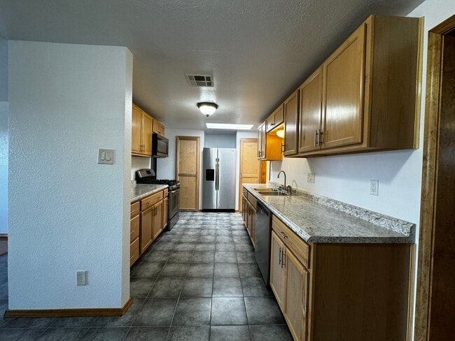Building Photo - 908 Faye Pl NE
