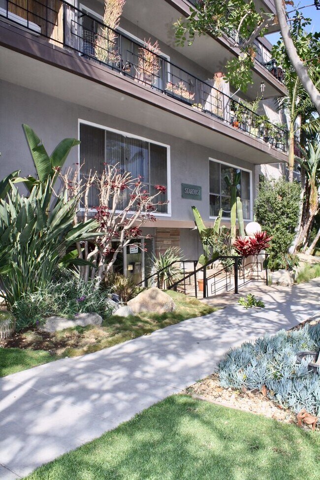 Foto del edificio - Condo Just One Block from the Beach!