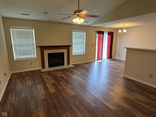 Foto del edificio - 7644 Scatter Woods Ln