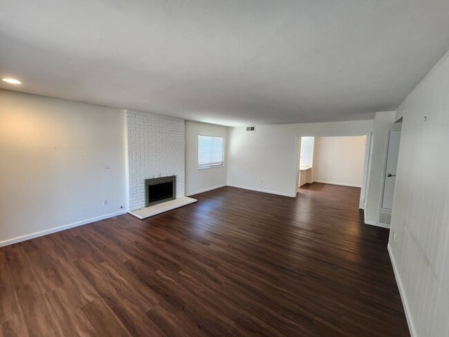 Foto del edificio - 4 Bedroom Single Story House in University City