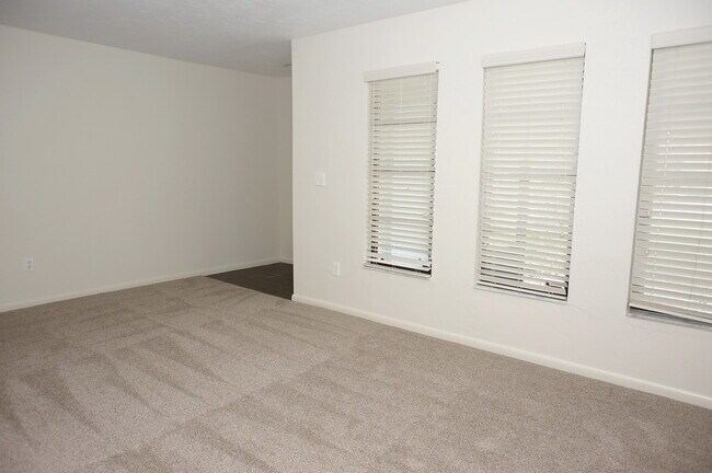 Building Photo - Annual Rental - 2 Bedroom + Den Home with ...