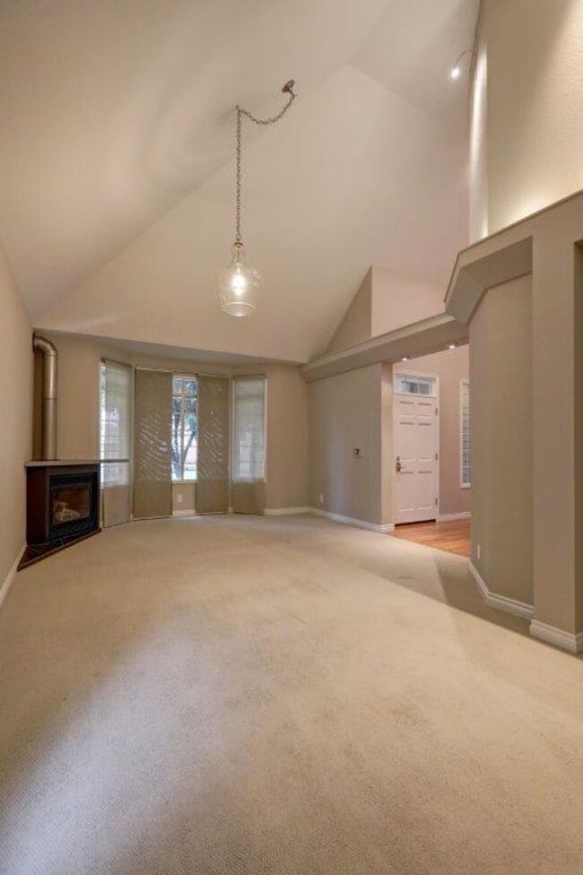 Building Photo - Beautifully Remodeled Home with Gourmet Kitchen & Fenced Yard in Klahanie