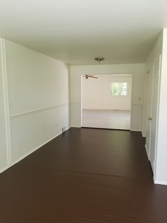 Building Photo - 3030 Green Acres Dr