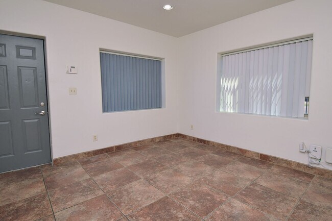 Building Photo - Stand Alone 2 Bed 1 Bath with Private Yard...