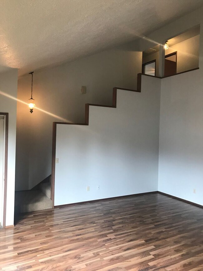 Building Photo - Spacious Condo in Albany!