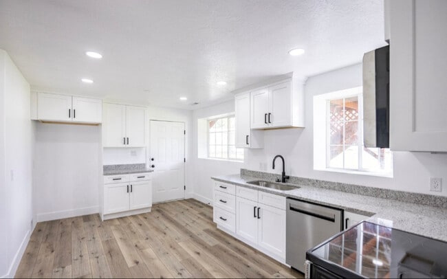 Building Photo - 465 S 100 E St