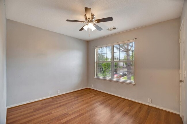 Building Photo - 17610 Hoover Gardens Dr