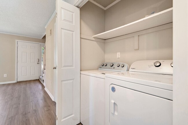 Building Photo - Charming End Unit Townhome near Downtown D...