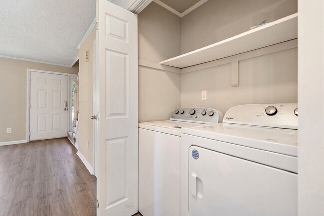 Foto del edificio - Charming End Unit Townhome near Downtown D...