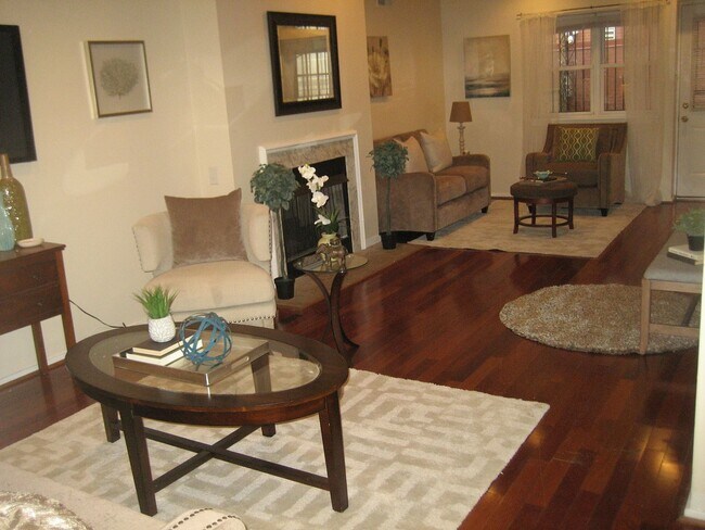 Building Photo - BEAUTIFUL SPACIOUS 3 BEDROOM CENTER CITY TOWNHOUSE