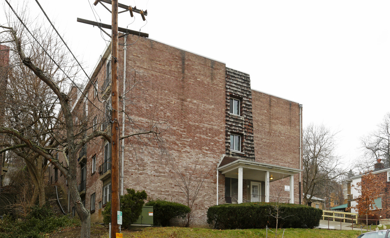 Building Photo - 151 Robinson St