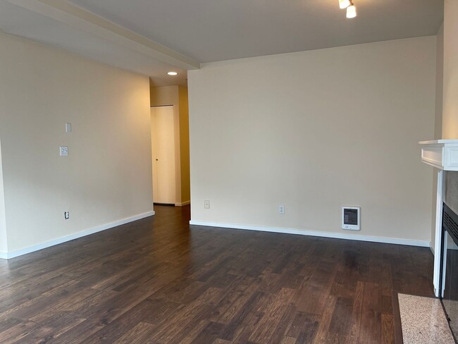 Building Photo - Spacious 2 Bedroom Condo! Utilities and Pa...