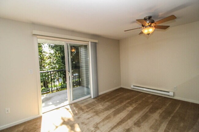 Foto del edificio - Clean, Updated Ground Floor 1 Bedroom Condo in Excellent Kirkland Location. 2 Reserved Parking Sp...