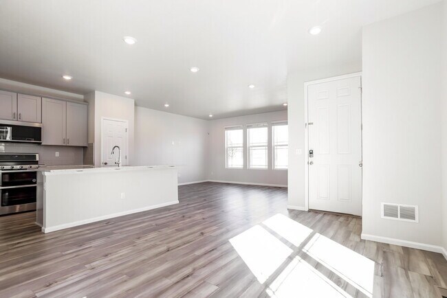 Building Photo - 877 Tarragon Rd