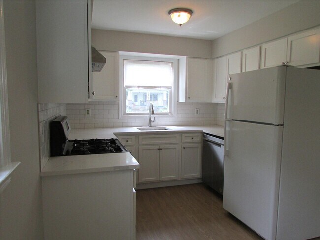 Foto del edificio - 74 B Demarest Ave
