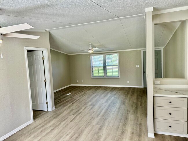 Foto del edificio - 4221 Laurel Crest Dr
