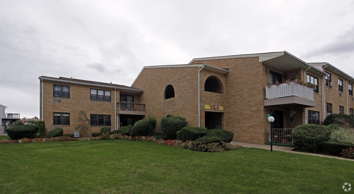 Town'n Harbor Apartments at 220 Westend Ave Freeport, NY