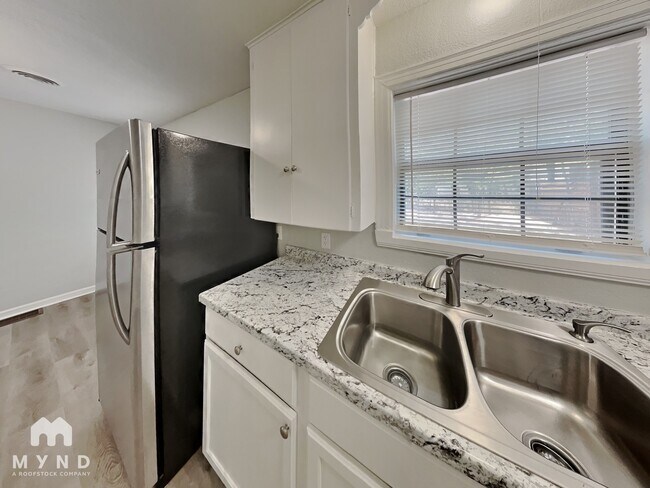 Building Photo - 3862 Meadowbrook Dr