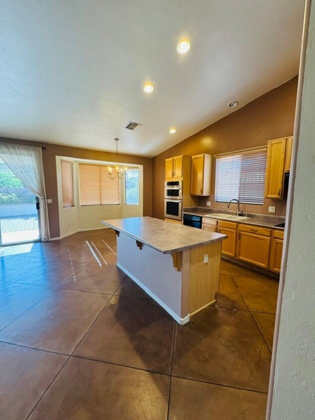 Oro Valley- 4 bedroom/ 2 bathroom home - Oro Valley- 4 bedroom/ 2 bathroom home AVAILABLE AFTER 6/1!