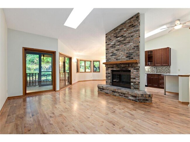 Building Photo - 5546 Village Dr