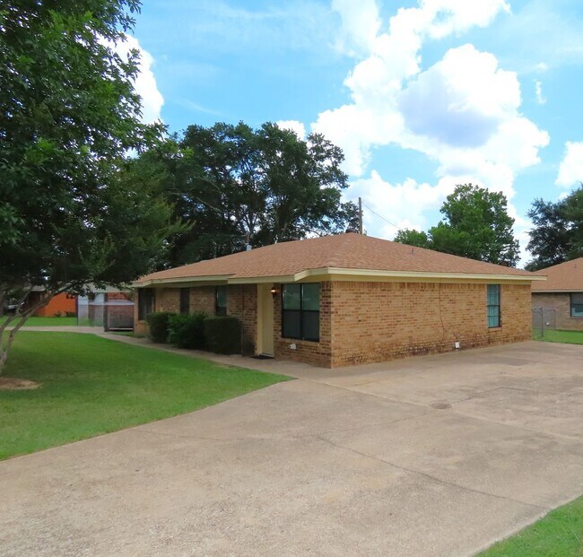 Building Photo - Whitehouse ISD - 2 Bedroom, 1 Bath Duplex ...