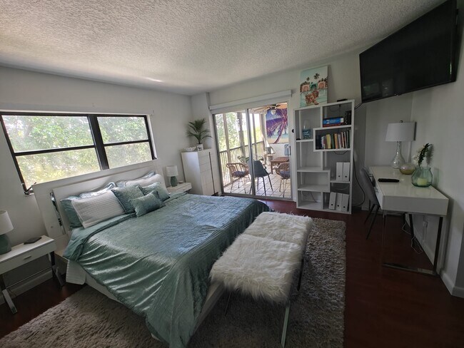Building Photo - 2208 S Cypress Bend Dr