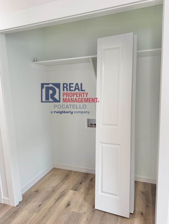 Building Photo - 5405 Park Lawn Dr