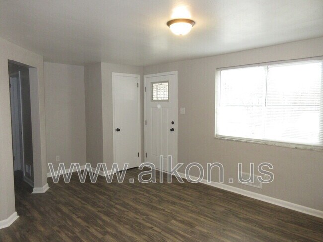 Building Photo - 1097 Roseanne Ave