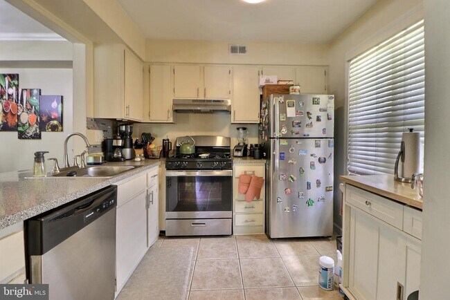 Building Photo - 1807A Sedgefield Dr
