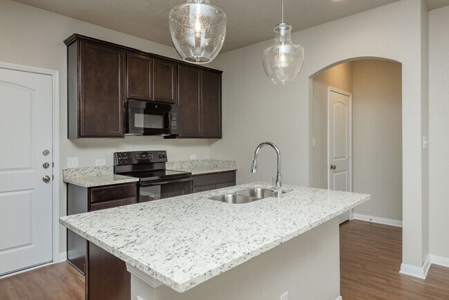 Foto del edificio - Live, love, and grow in this charming town...