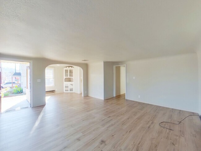 Foto del edificio - Updated 4 bedroom in South Eugene