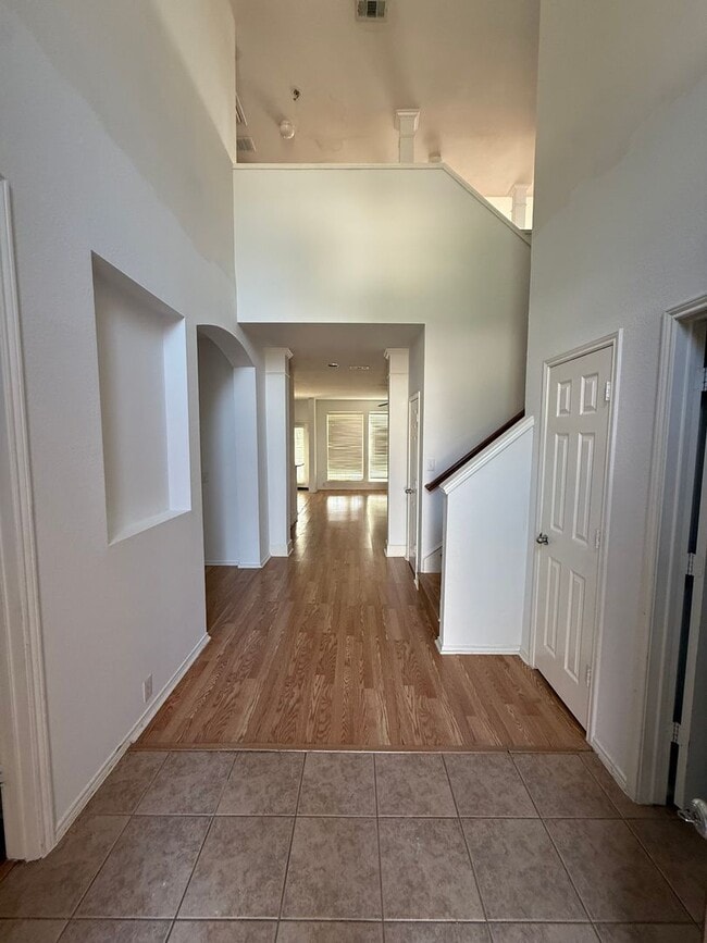 Foto del edificio - Brick Home 4 bed 3.5 bath 2 car garage