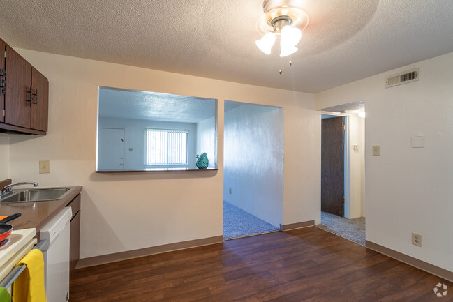 1BR, 1BA - 700 SF - Evergreen Manor