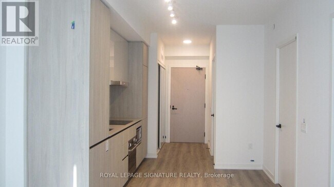 Photo du bâtiment - 8 Interchange Wy